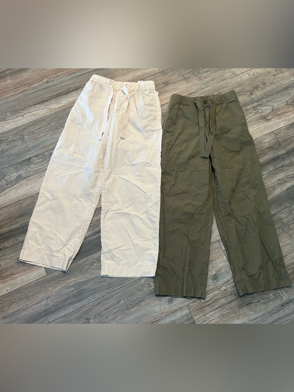 Banana Republic Straight Leg Relaxed Pants Lot of 2 White, Olive Women’s Small